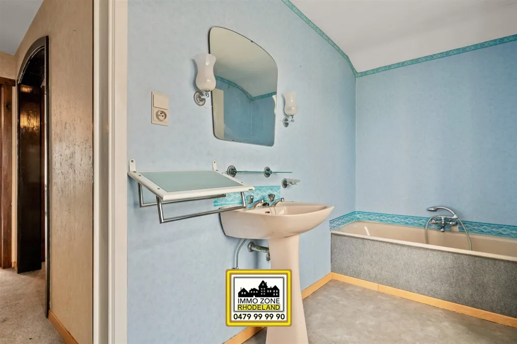 Bathrooms - Spacious Bungalow with Garden in Oosterzele
