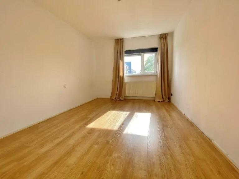 Pièces - 3-Bedroom Apartment with Balcony in Leiden