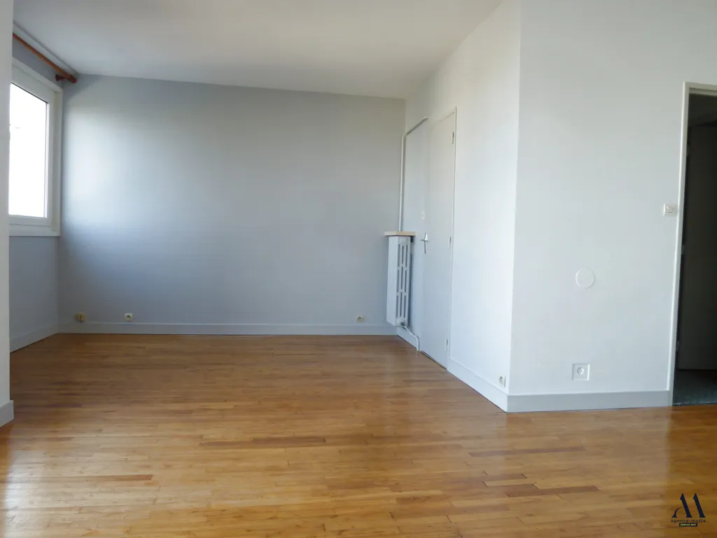 Toad - Bright 3-Bedroom Apartment with Balcony in Tours