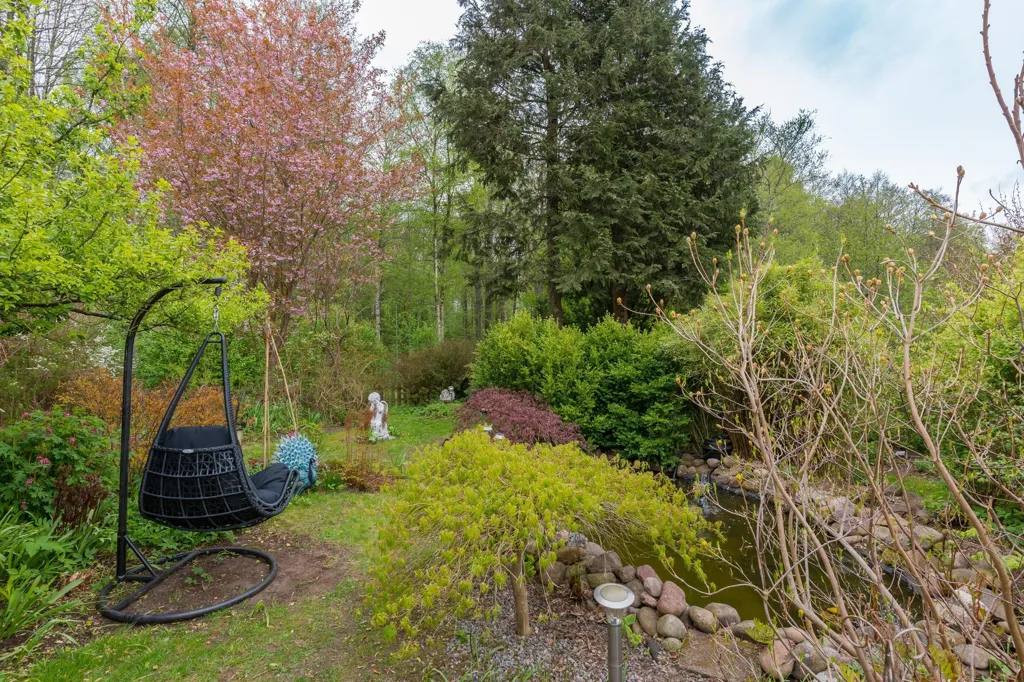 Aed - Terraced House with Corner Plot in Borås