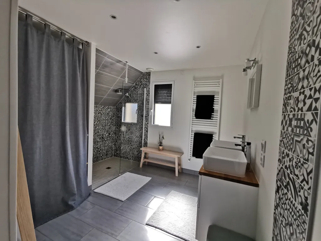 Bagni - Contemporary Villa with Pool in Parkland
