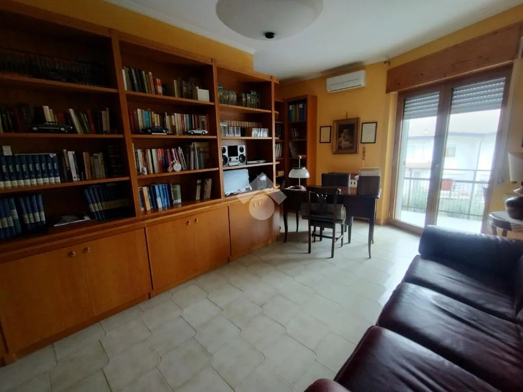 Bureau - Spacious Apartment with Balcony in Castrolibero