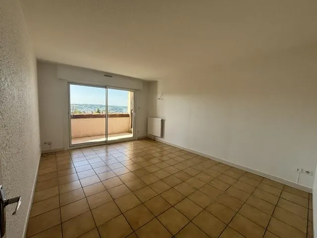 Rooms - T3 Flat with Balcony in Residency