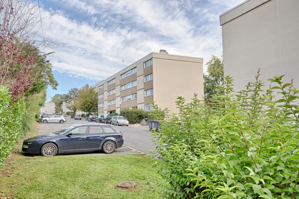Aed - 3-Bed Apartment with Balcony in Palaiseau