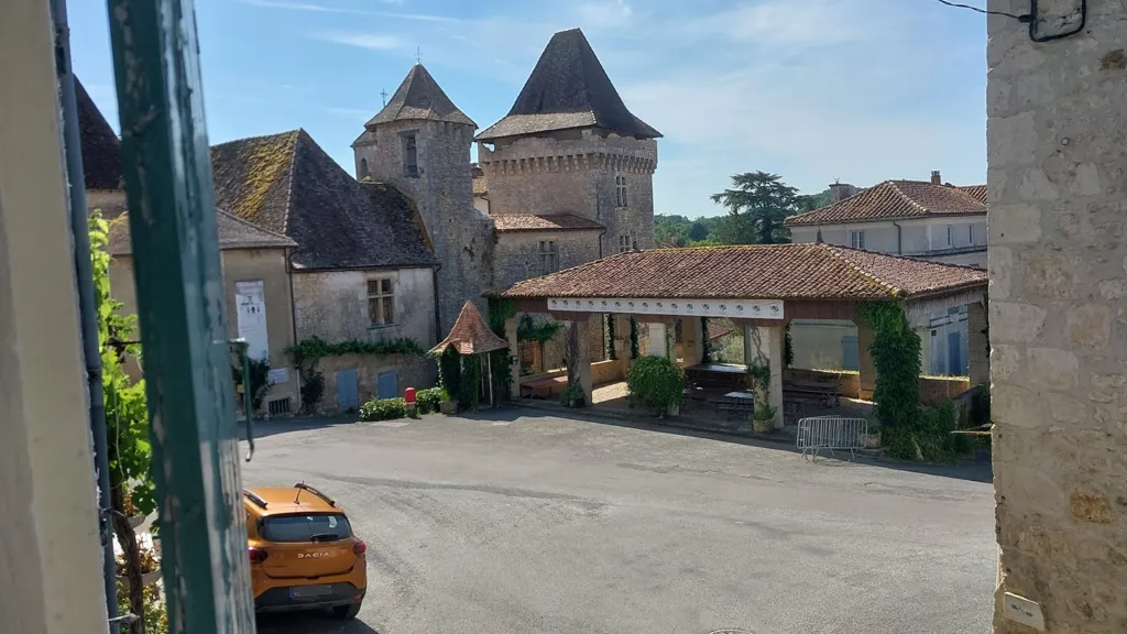 Balcony - Village House with Courtyard in Varaignes