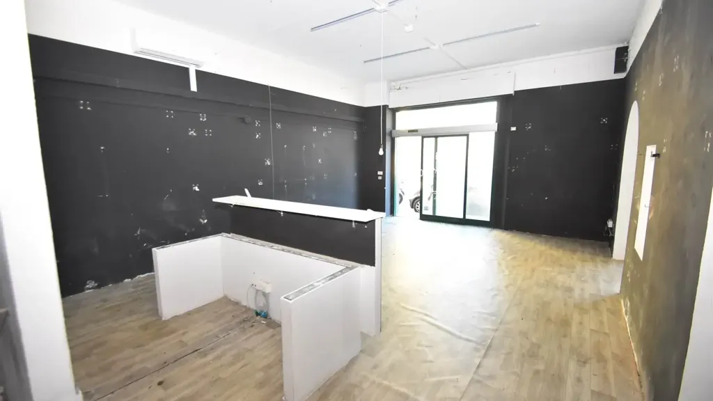 Toad - Commercial Space with Large Windows in Rosignano Solvay