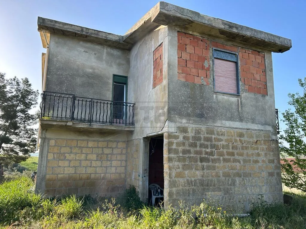 Välivaade - Semi-Completed Terraced House with Balconies in Caltanissetta