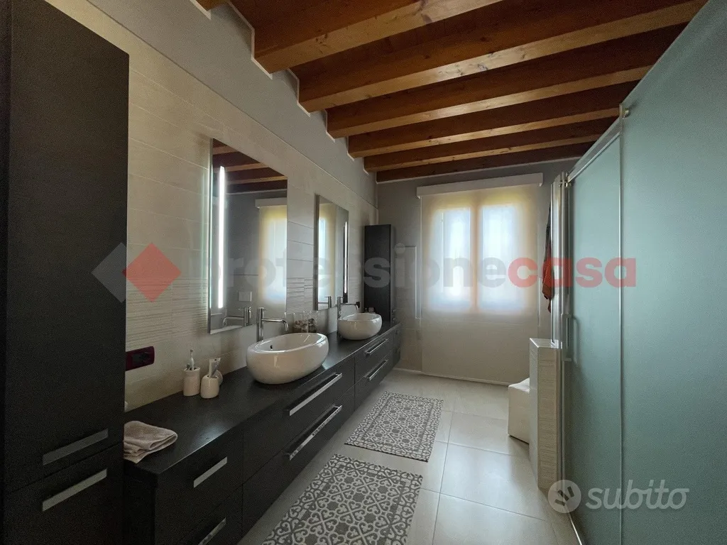 Bathrooms - Independent House with Private Garden in Minerbe