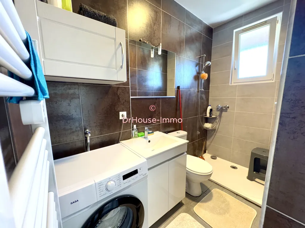 Salles de bain - Ensemble Immobilier avec Deux Habitations à Châlette-sur-Loing