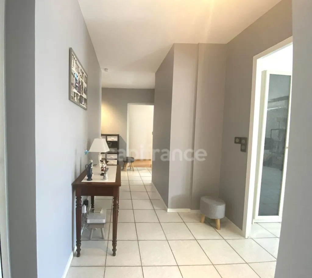 Entrée - Appartement lumineux avec terrasse à Sathonay Camp