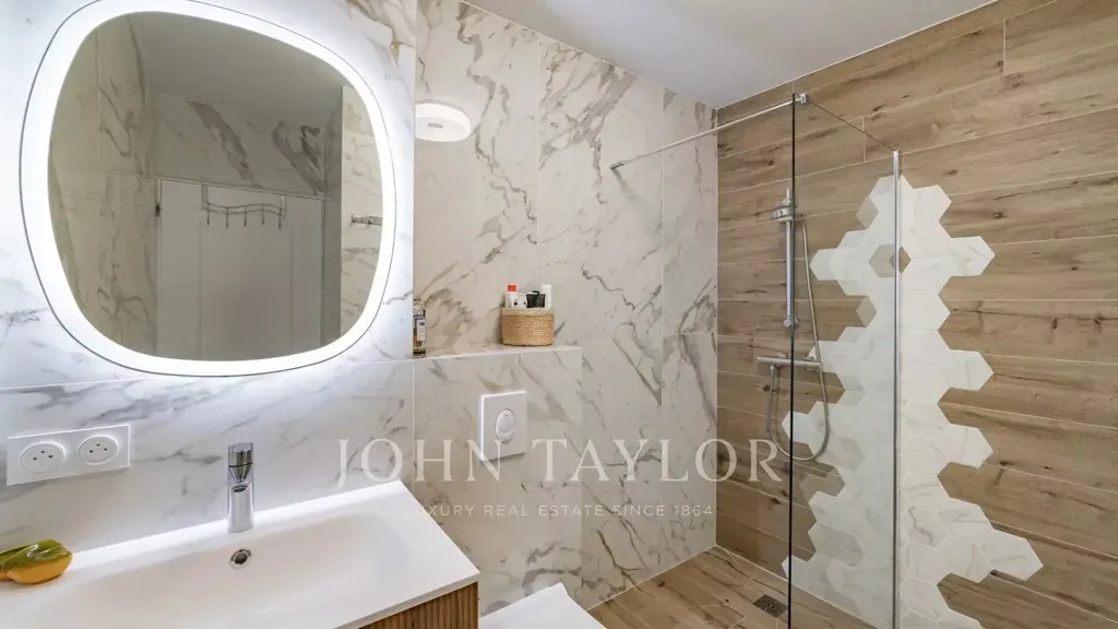 Salles de bain - Appartement Rénové avec Terrasse sur la Croisette à Cannes
