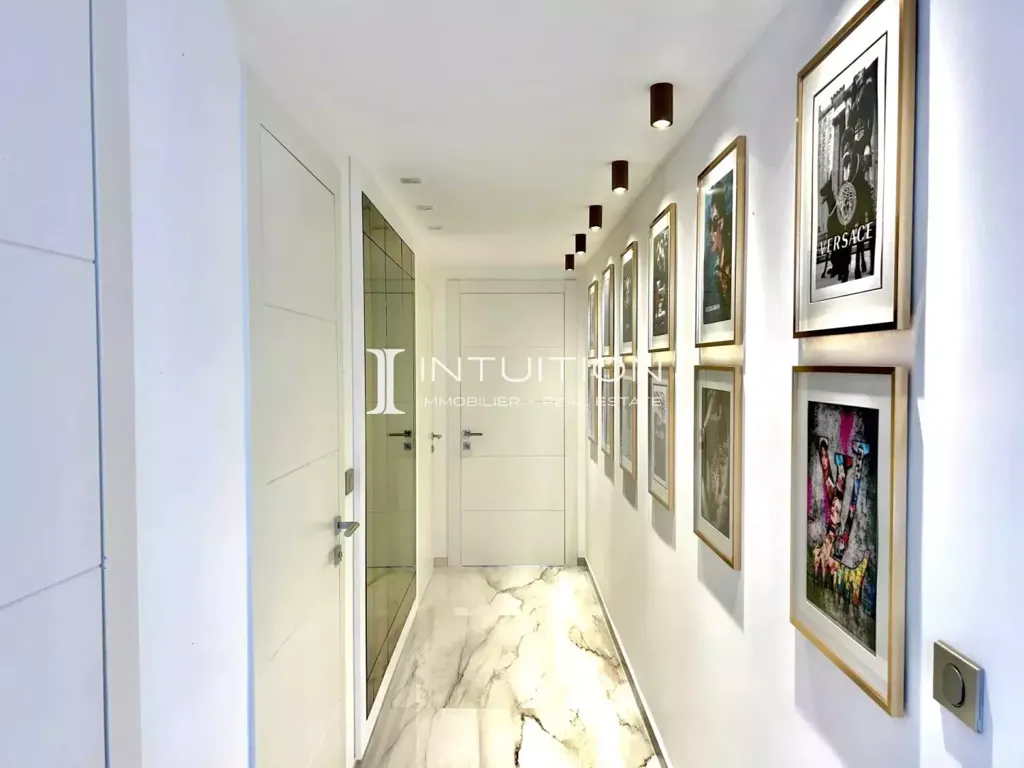 Esik - 2-Bedroom Apartment with Sea View in Cannes Croisette