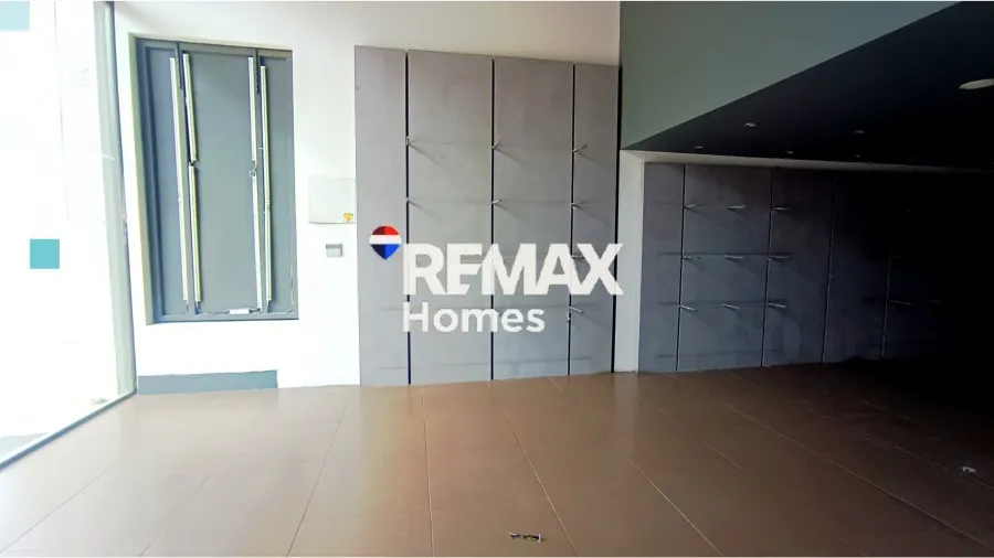 Pièces - Retail Unit with High Footfall in Agia Paraskevi