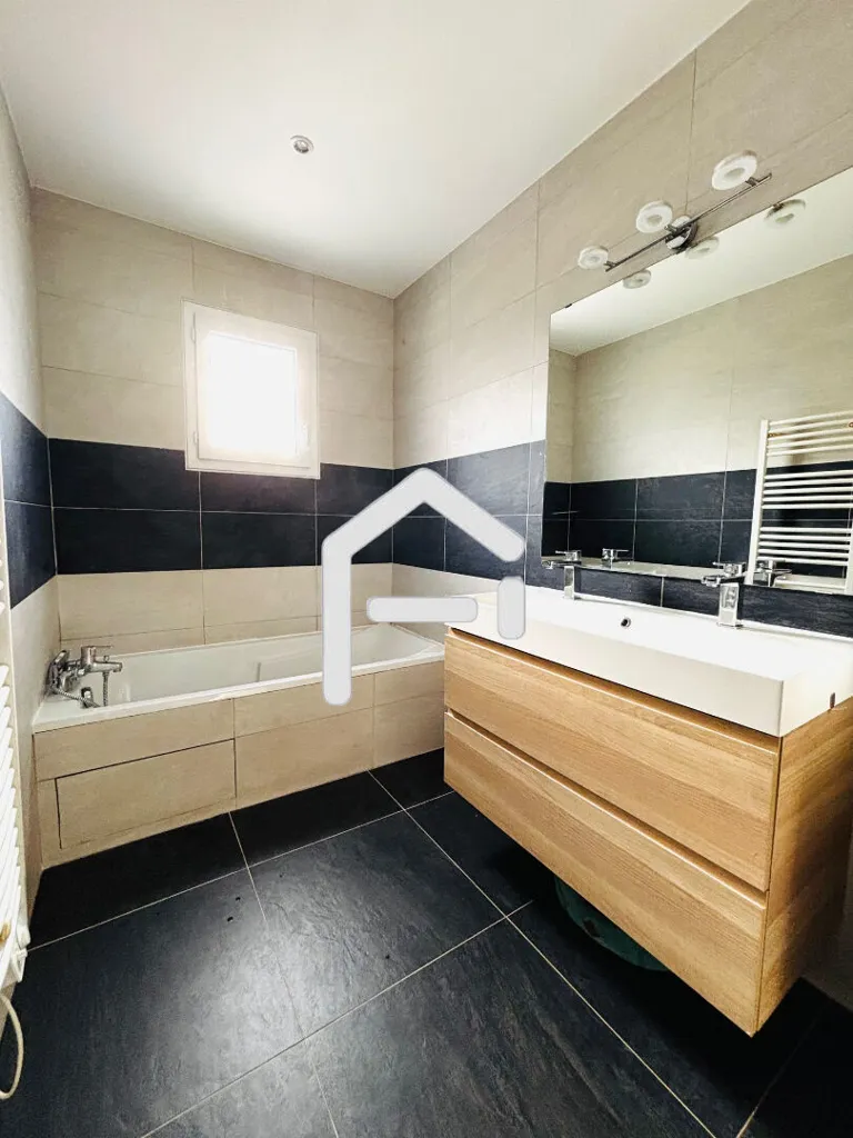 Salles de bain - Maison Moderne avec Piscine à Merville