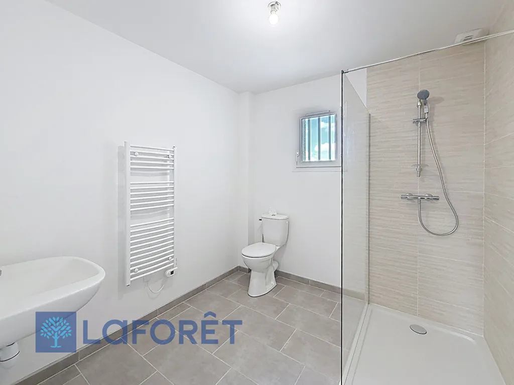 Salles de bain - Maison Neuve avec Garage à Emanville