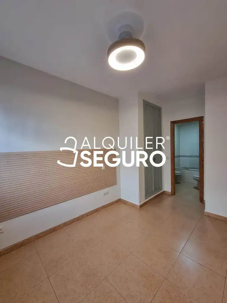 Garage - Apartment with Balcony in Ventanilla