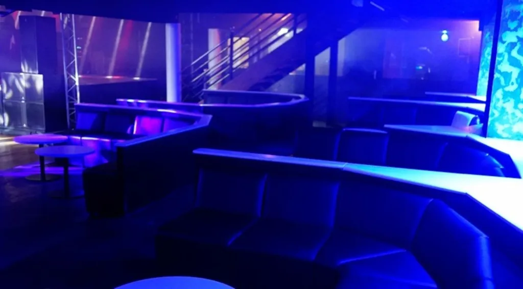 Pièces - Discothèque d'Envergure près de Rennes