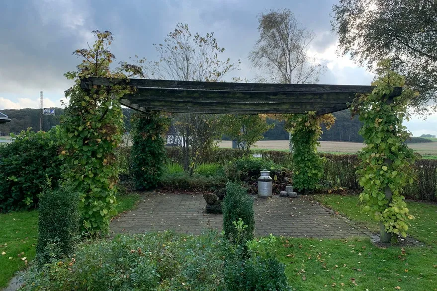 Aed - Leasehold Property with Workshop in Area