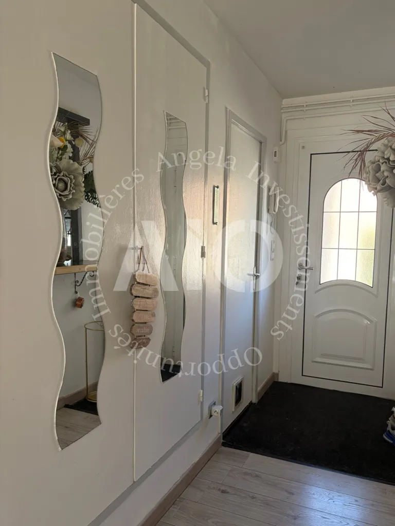 Hallway - House with Pool in Jonage