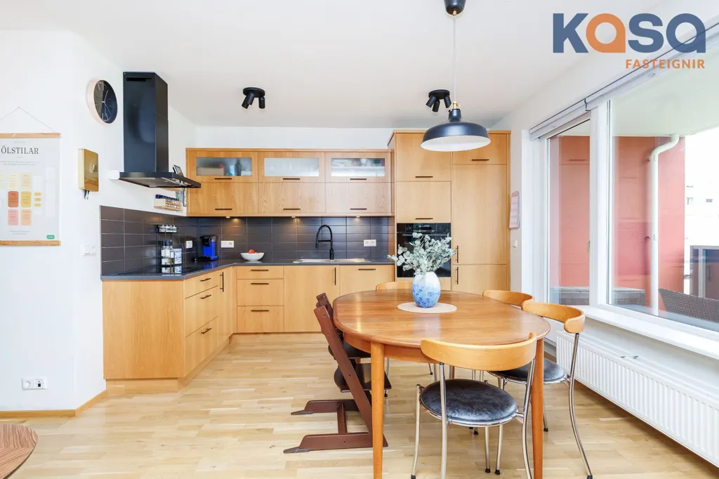 Salle à manger - 3-Bed Apartment with Balcony in Naustahverfi