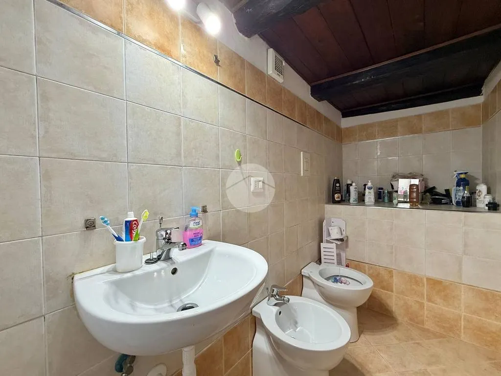 Bagni - Palazzo with Multiple Units in Vico della Tofa, Naples