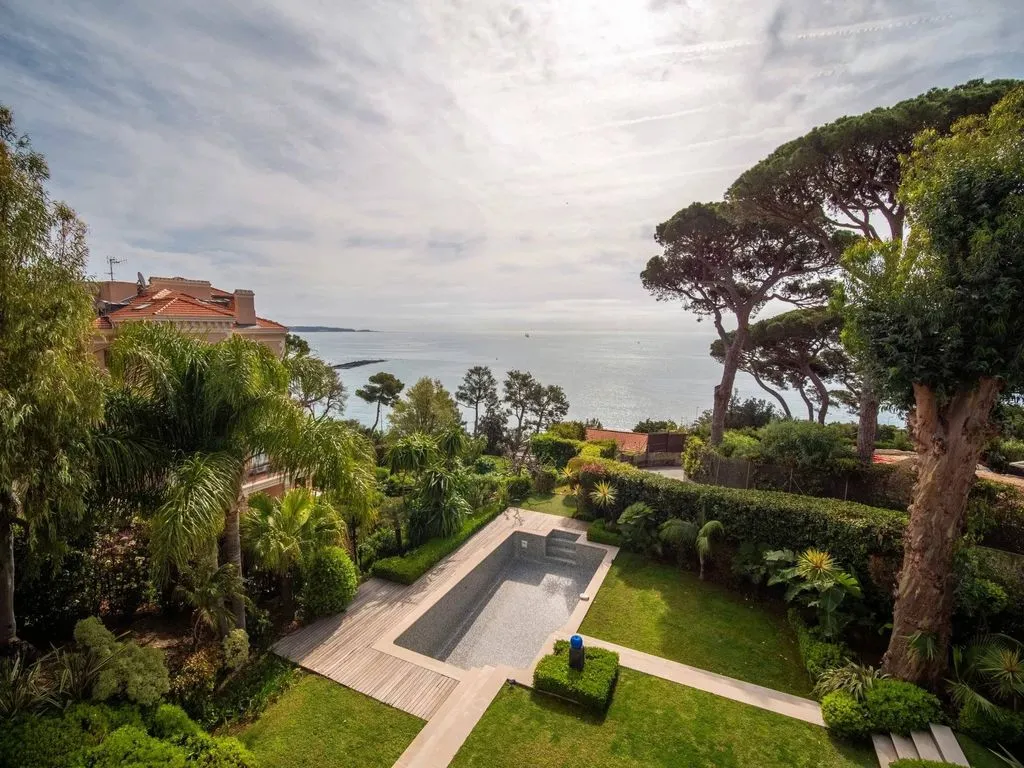 Vue aérienne - Villa Contemporaine avec Vue Mer à Cannes