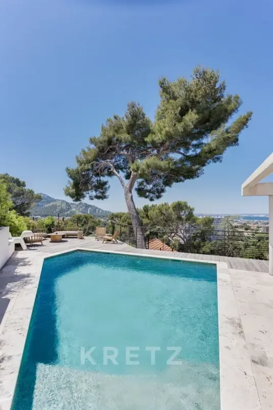 Piscine - Maison Contemporaine avec Vue Panoramique à Marseille