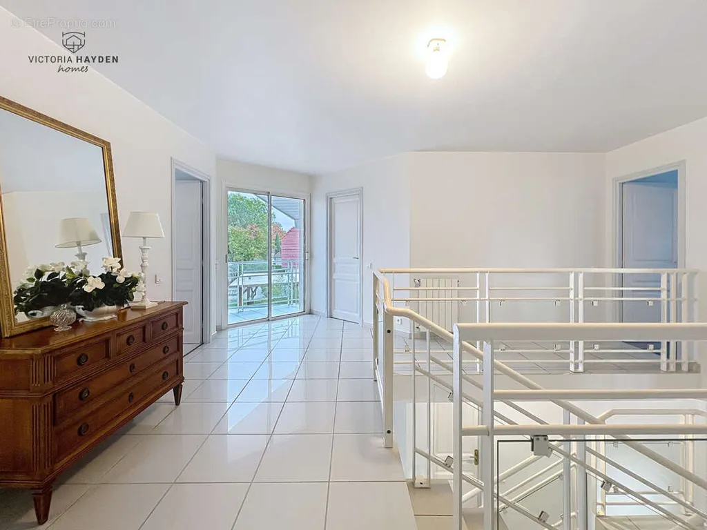 Entrée - Maison contemporaine avec terrasse à Idron