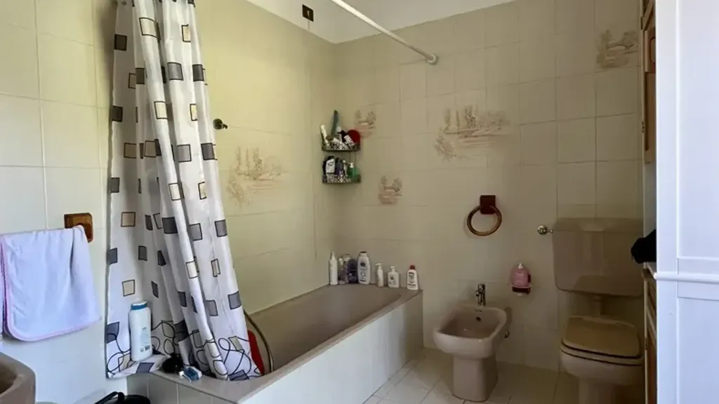 Bathrooms - Independent House with Garden in Valle Intelvi