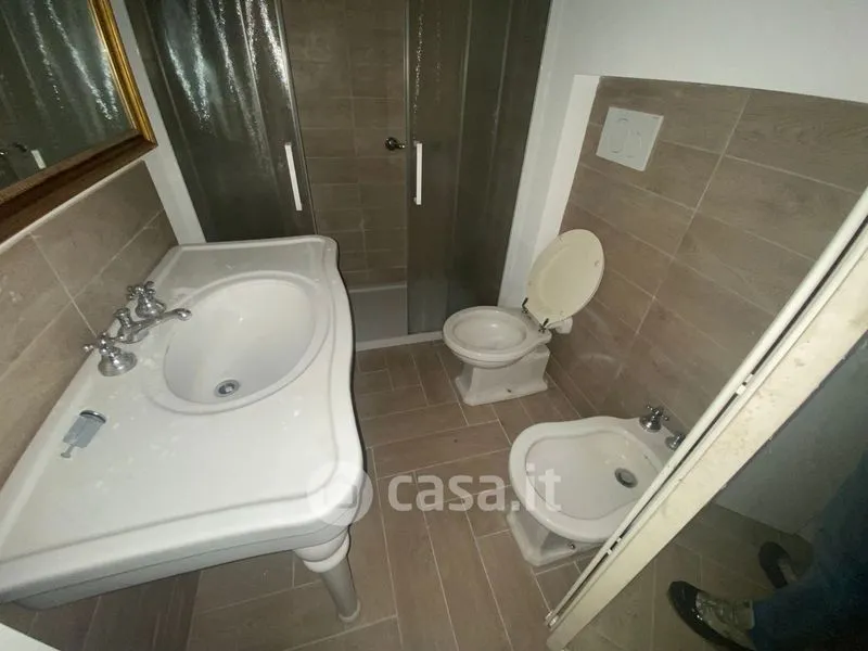 Salles de bain - Rented Two-Bedroom in Historic Centre, Novara