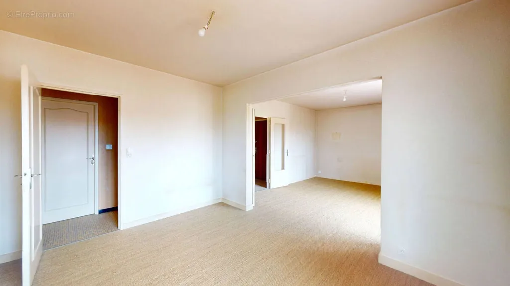 Pièces - Appartement Traversant avec Balcon à Besançon