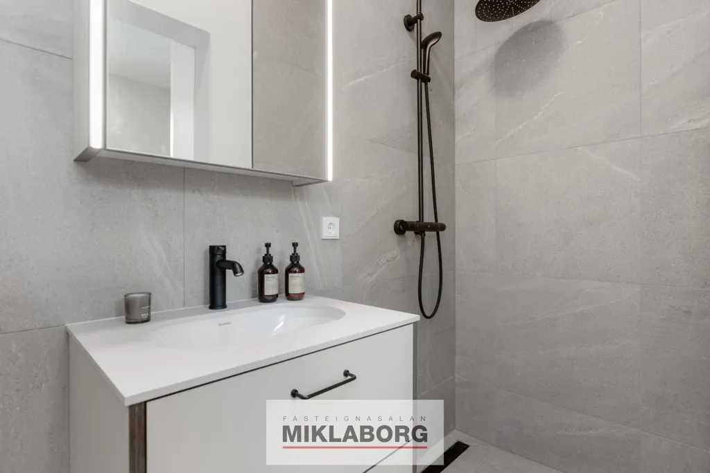 Bagni - New Flat with Balcony in Hafnarbraut
