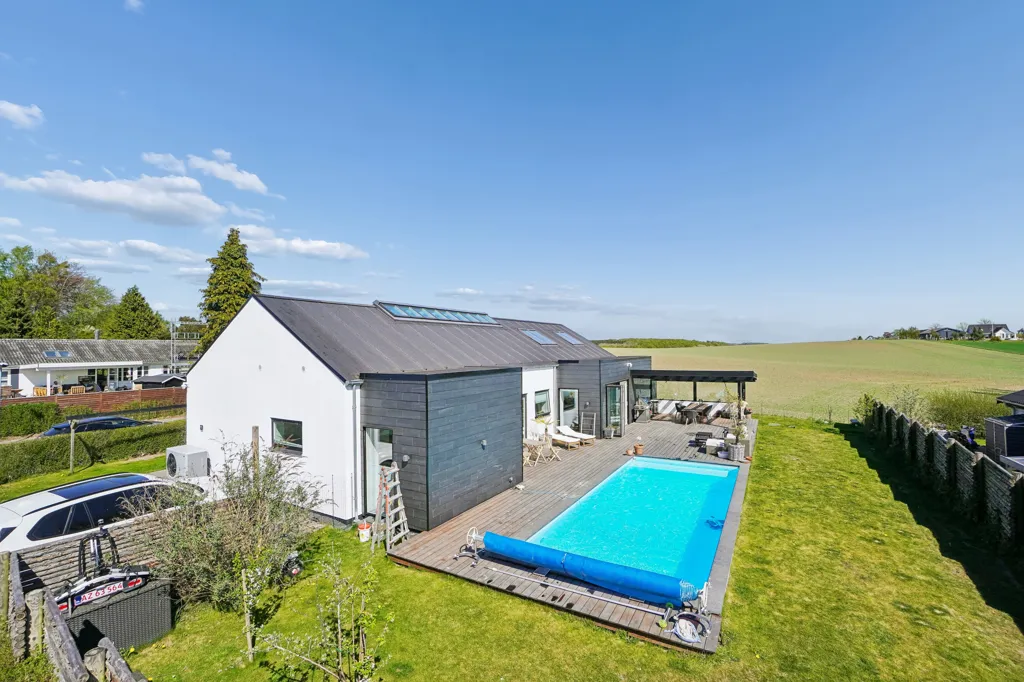 Õhuvaade - Architect-Designed Villa with Park View in Stenløse