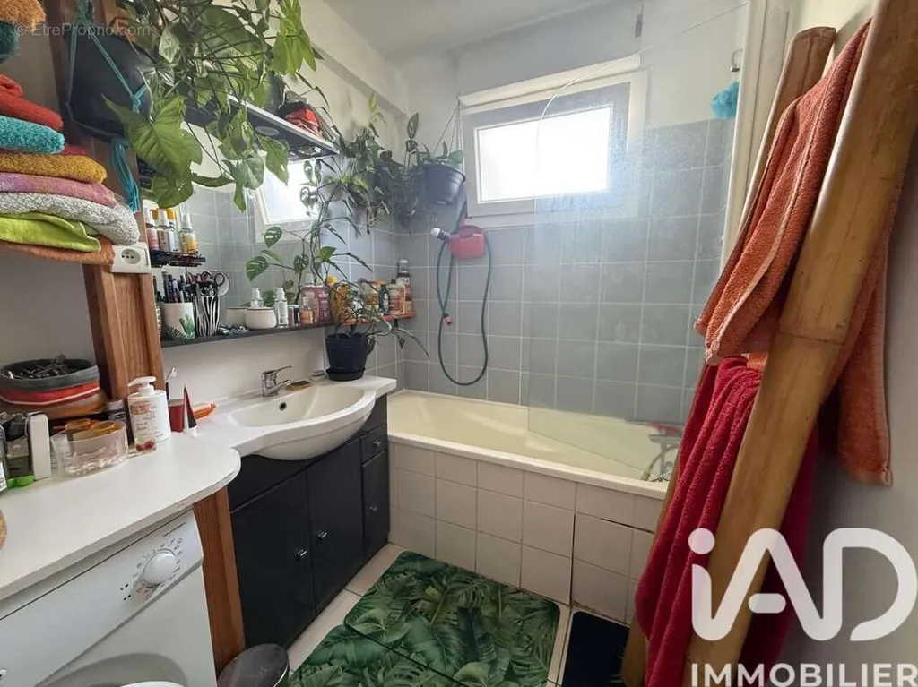 Bathrooms - T3 Apartment with Balcony in Saint-Denis
