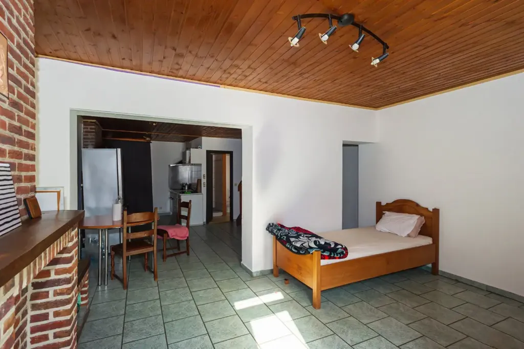 Chambres - Immeuble Mixte avec Commerce au Centre de Boussu