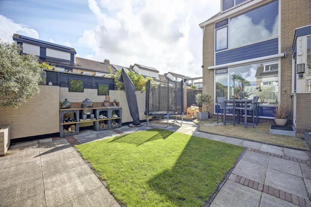 Aed - Fully Renovated Corner House with Garden in De Lier