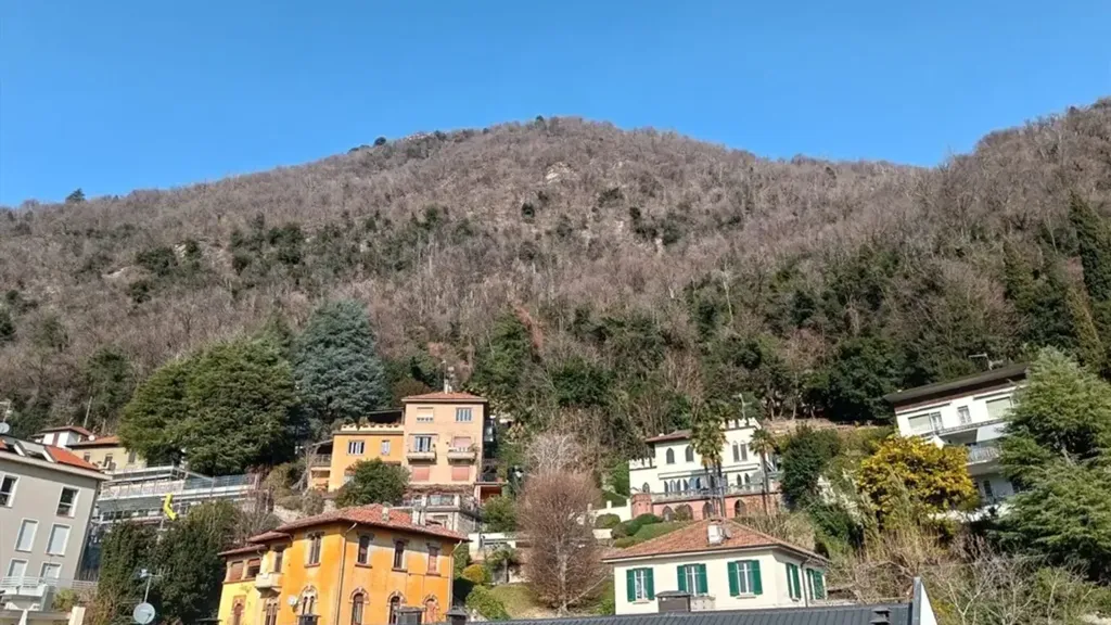 Fully Furnished Apartment with Balconies in Como
