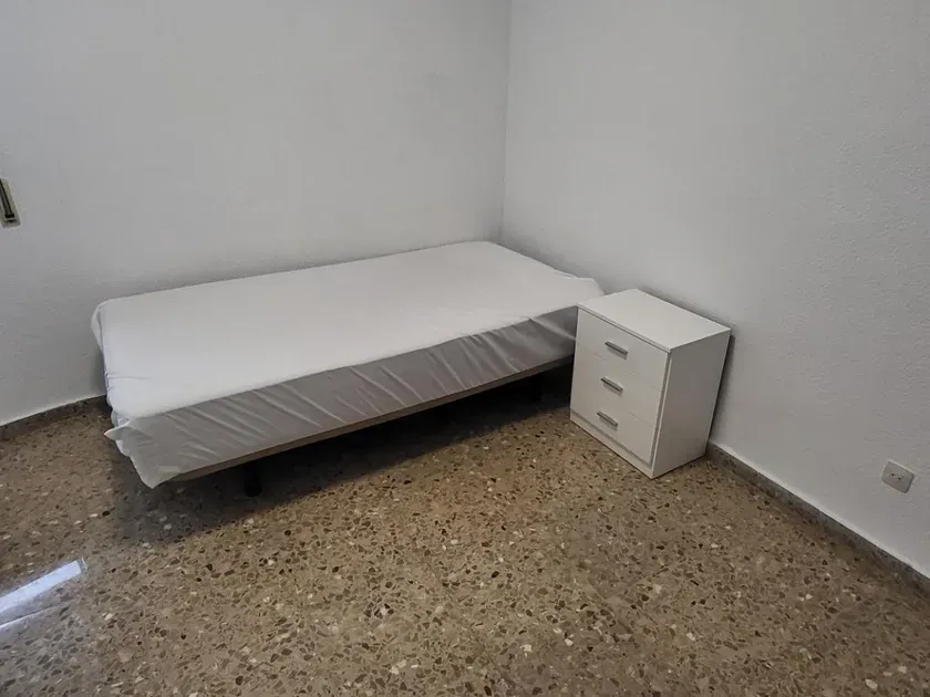 Dormitorios - Piso con balcón y ascensor en Albacete Centro