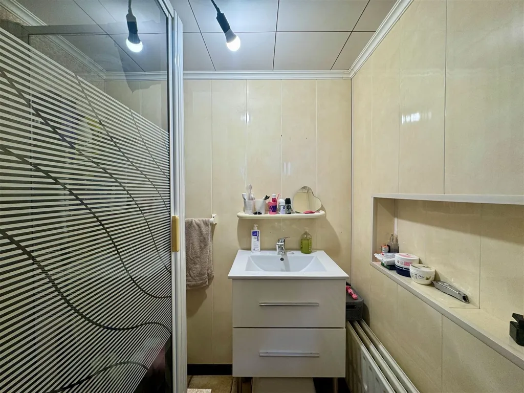 Vannitoad - Spacious Semi-Detached House with Garden in Rumst