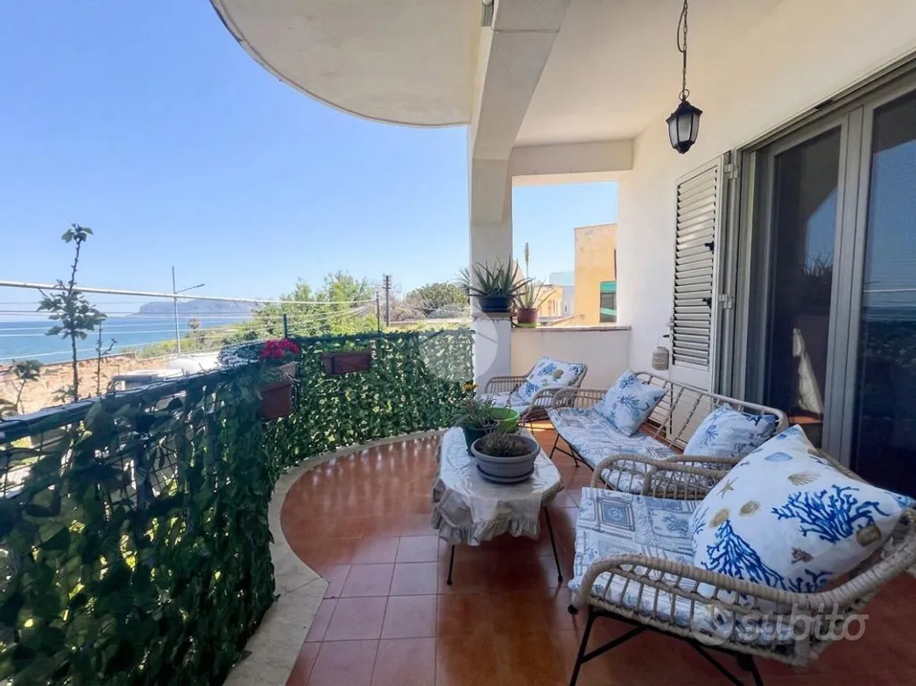 Rõdu - Multilocale with Sea View in Palermo