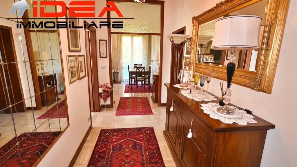 Hallway - Five-Bedroom Apartment with Balcony in Modena