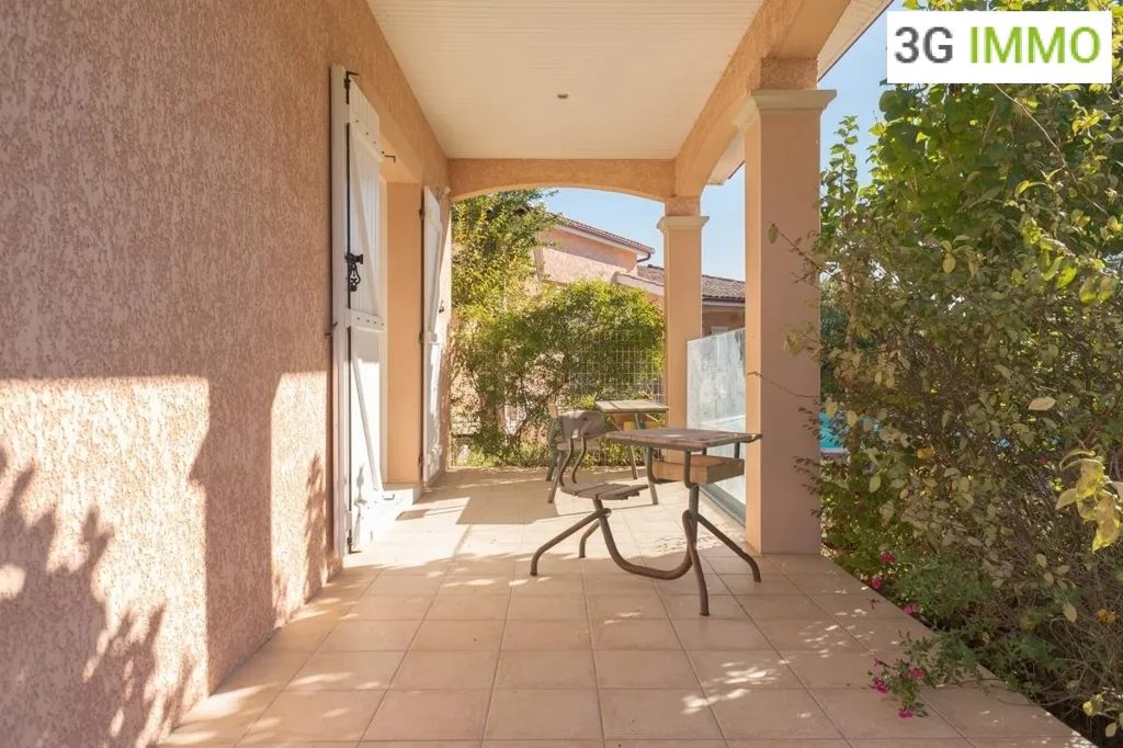 Terrass - Contemporary Villa with Pool in Quiet Setting