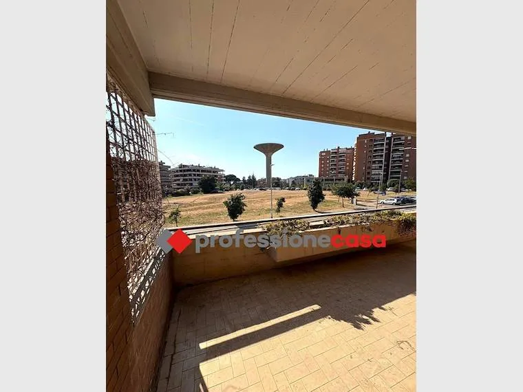 Balcone - Appartamento con doppia esposizione e terrazzo a Pomezia