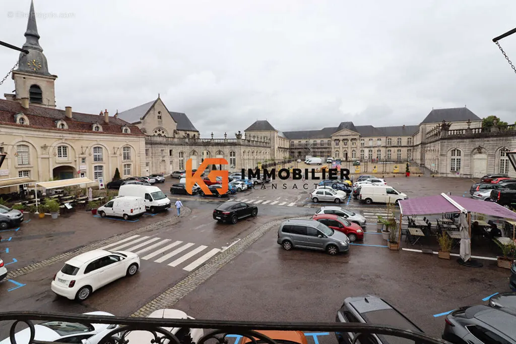 Balcon - Immeuble Historique sur Place du Fer à Cheval à Commercy