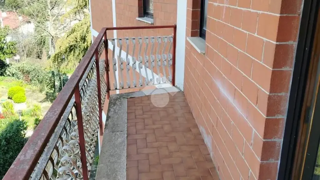 Balcon - Armed 2-Bedroom Apartment with Balcony in Atripalda