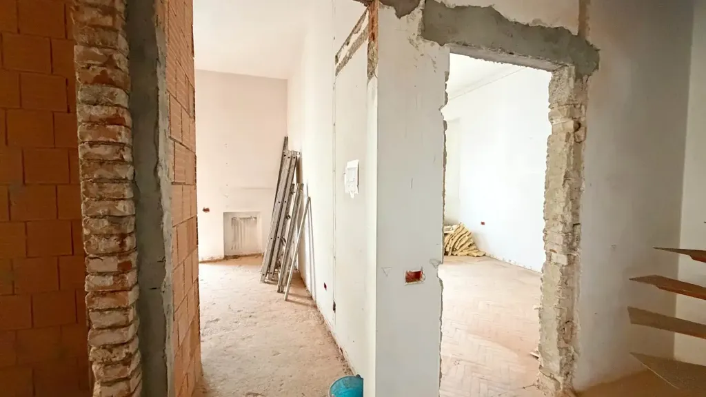 Pièces - Rear-Facing Apartment with Balcony in Florence