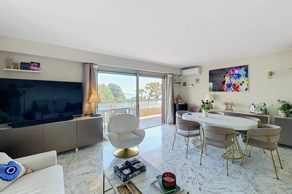 Living Room - Luxury Apartment with Sea View in Nice