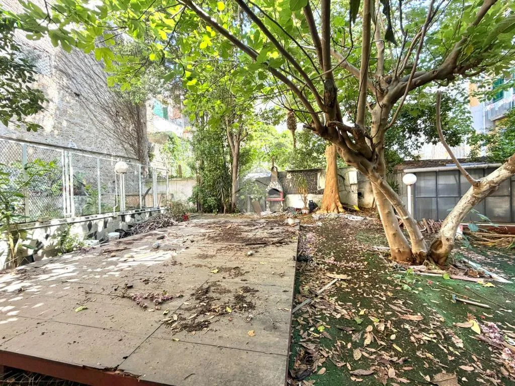 Jardin - 6-Room Apartment with Garden in Naples