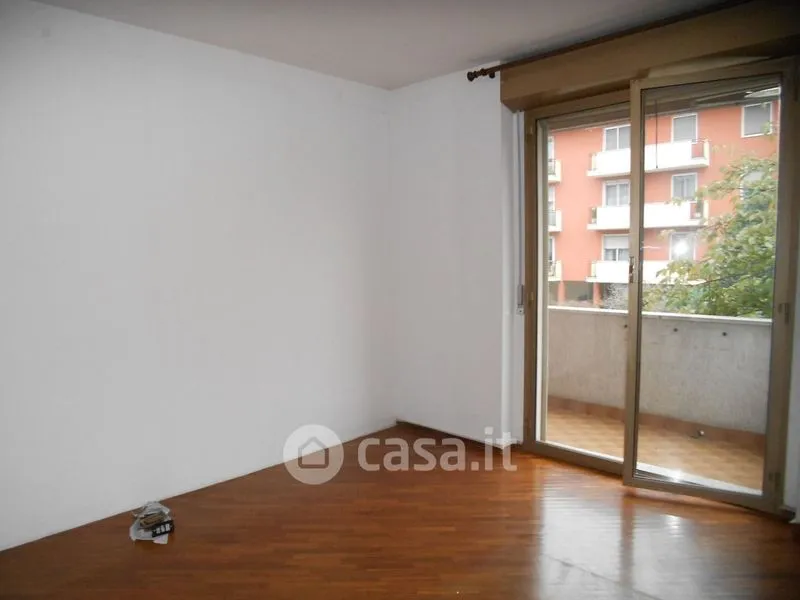 Pièces - 4-Bedroom Apartment with Balcony in Novara