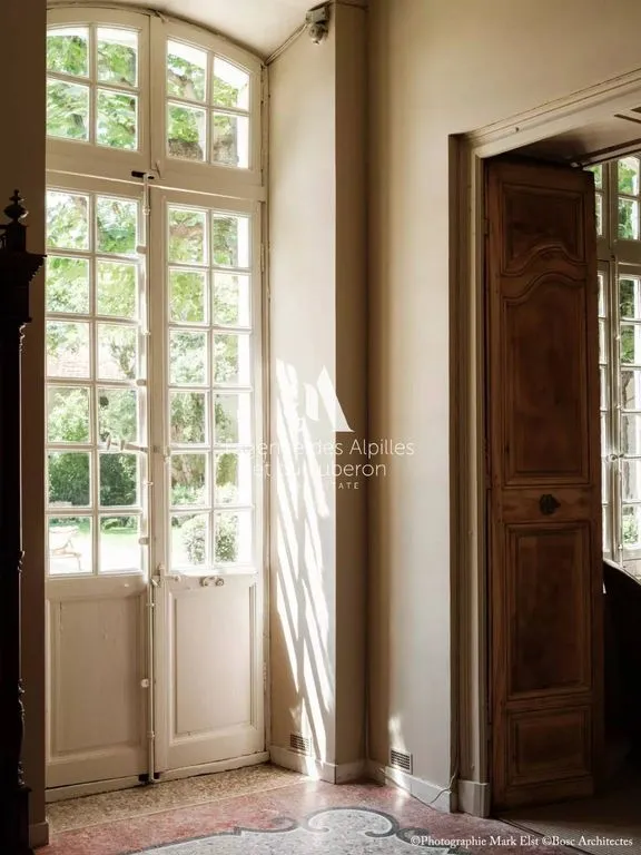 Esik - Luxury Farmhouse with Pool in Eyragues